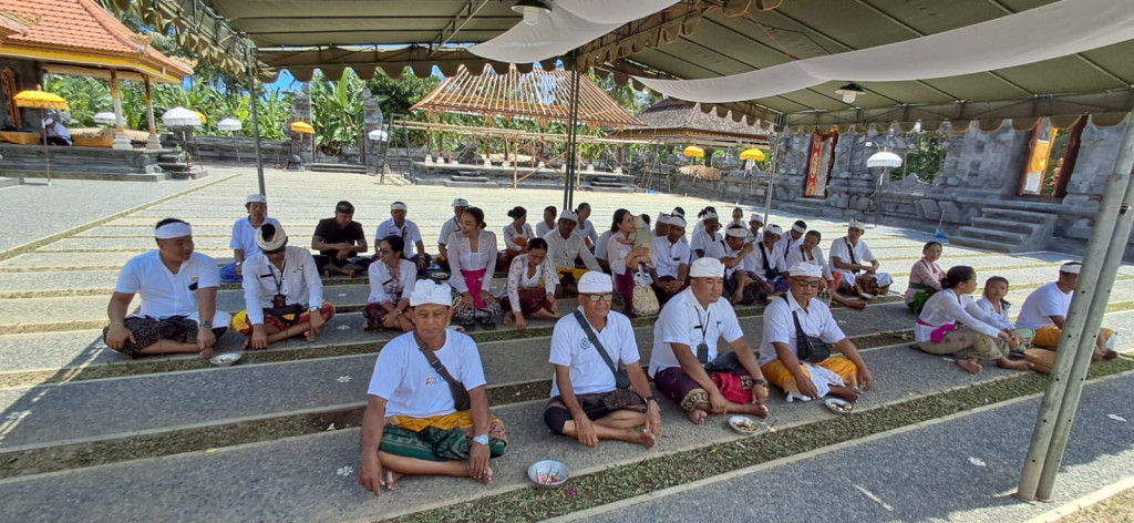 Pemerintahan Desa Pangsan Gelar Persembahyangan Bersama di Pura Pucak Meru